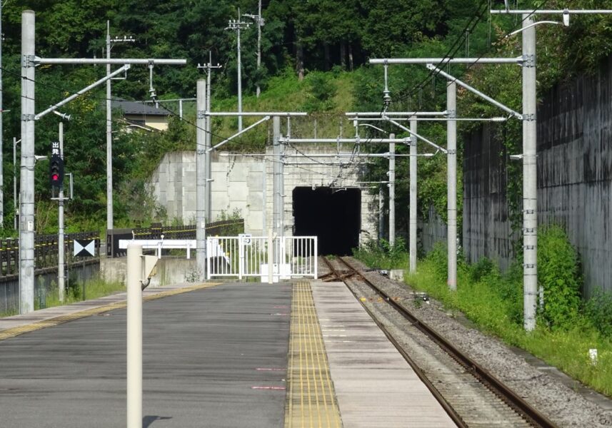 川原湯温泉駅から新しいトンネルを見る