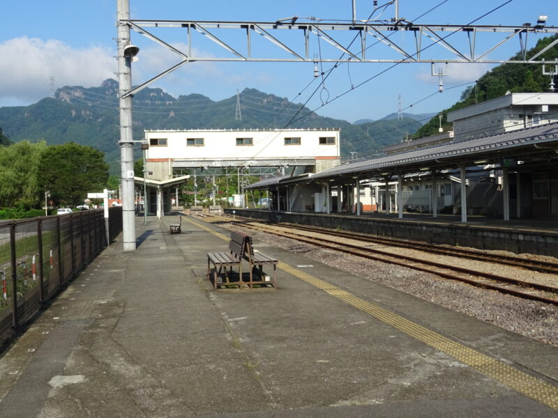 横川駅の３番乗り場から碓井峠を見る