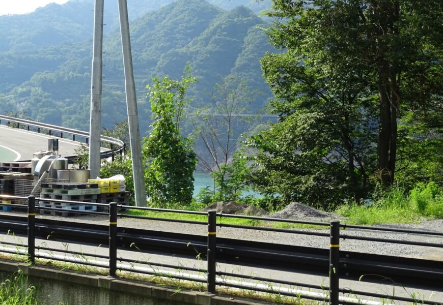 川原湯温泉駅のホームから八ッ場あがつま湖を見る