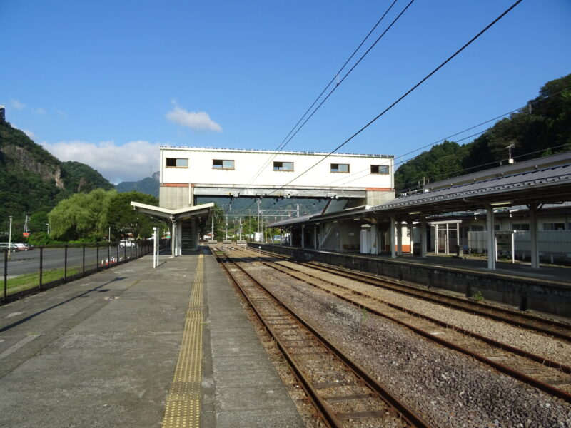 横川駅の３番ホームから駅全体を見る