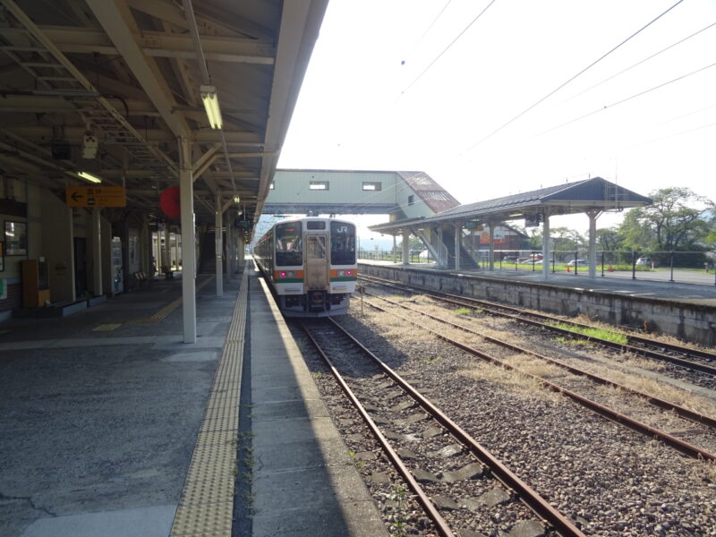 横川駅に停車中の高崎行き普通列車