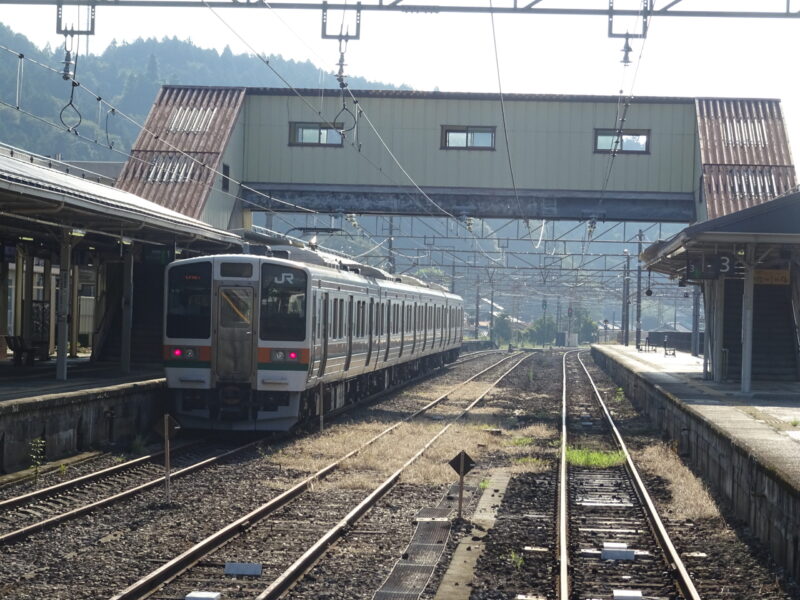 横川駅に停車中の信越本線普通列車