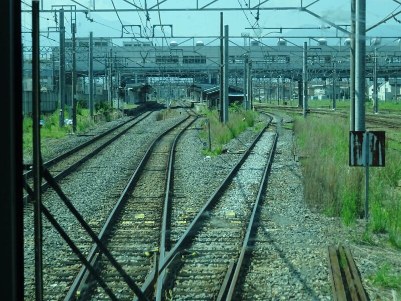 篠ノ井駅を発車するしなの鉄道の車両