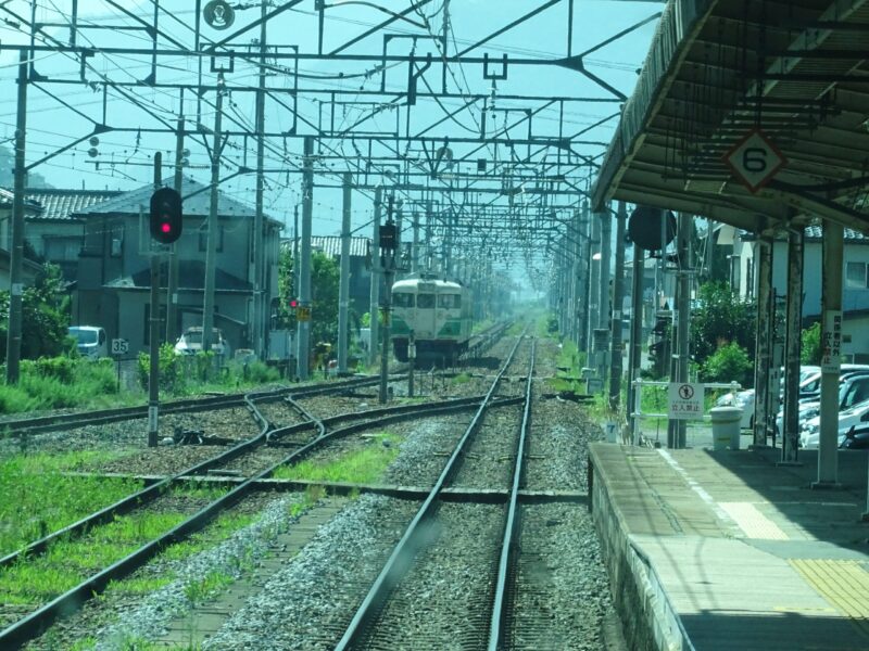 しなの鉄道線戸倉駅を発車する長野色の車両