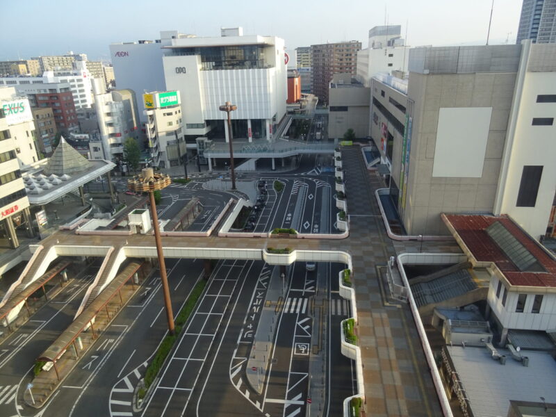 高崎駅前の広場をアパホテル高崎駅前から見る