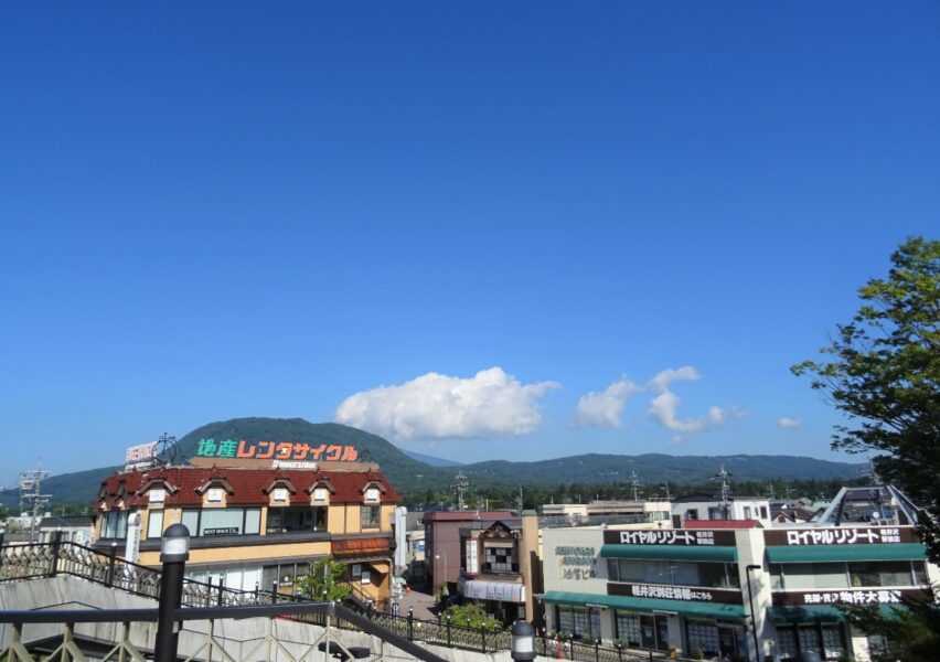 軽井沢駅から軽井沢町を眺める