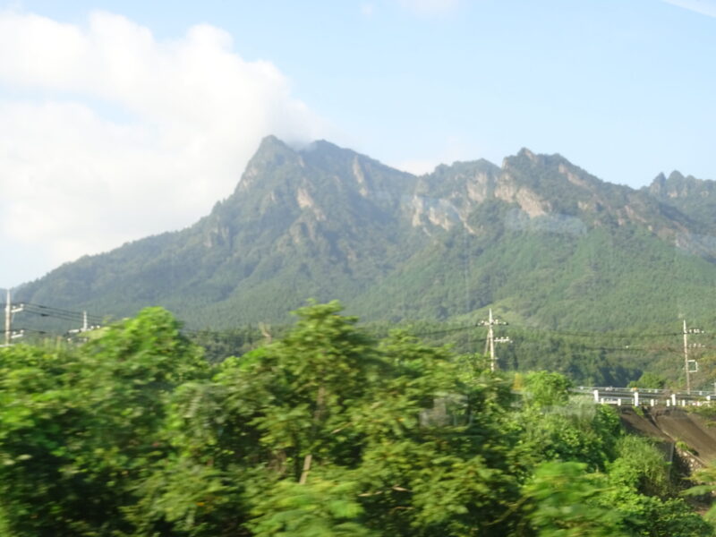 信越本線の普通列車から見える妙義山