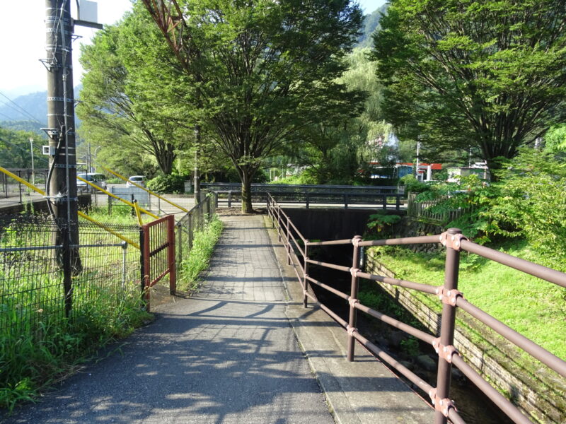 横川駅車止めの後ろにある歩道