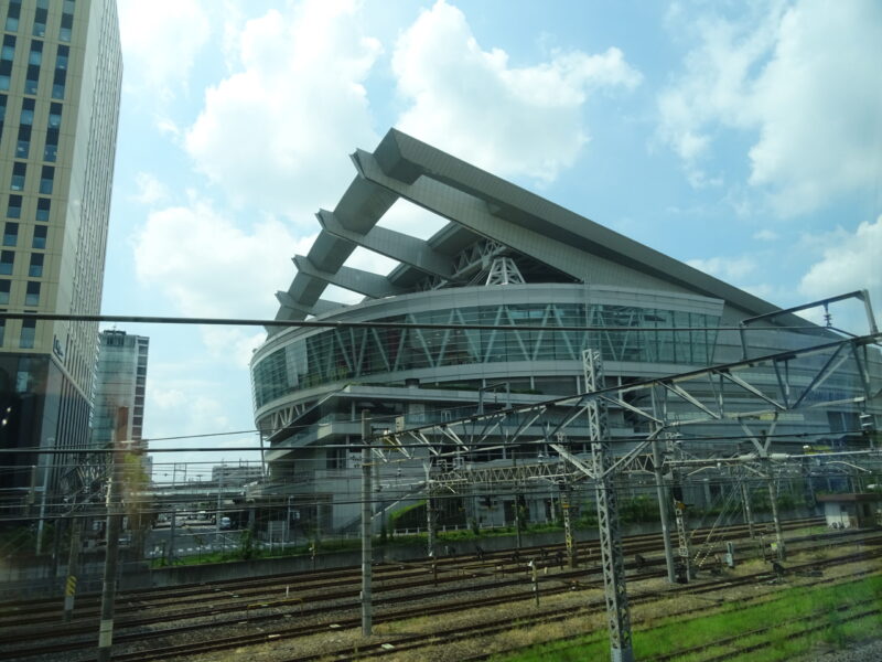 埼玉スーパーアリーナ前を通過する普通列車