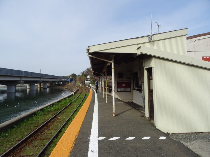 浜名湖佐久米駅のホームから新所原方面を望む