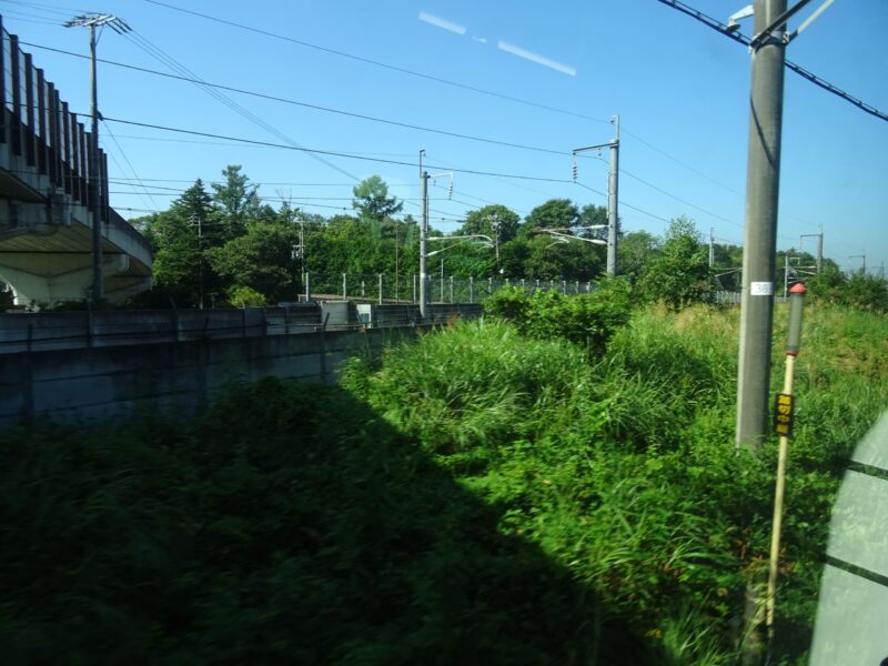 軽井沢駅の少し先で分かれていく北陸新幹線としなの鉄道