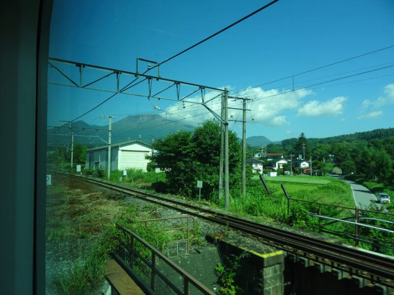 軽井沢駅発車後に見えるしなの鉄道からの車窓