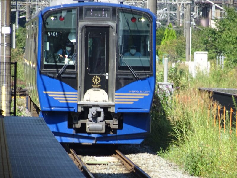 軽井沢駅に到着する青いＳＲ１系