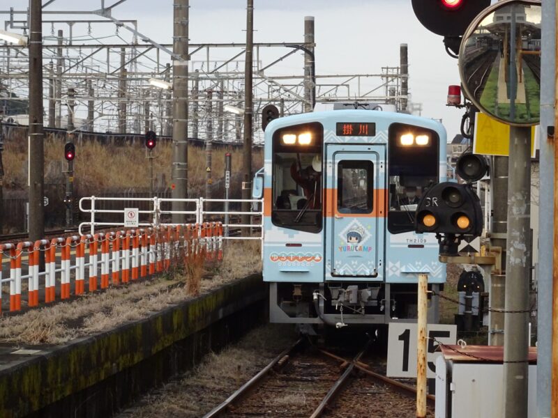 掛川駅に入線するゆるキャン△ラッピング列車