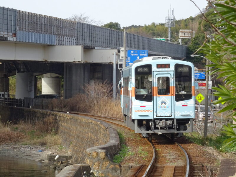 浜名湖佐久米駅からゆるキャン列車を眺める