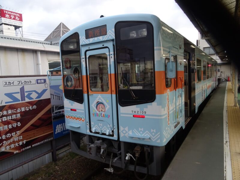 掛川駅に停車中のゆるキャン△ラッピング列車