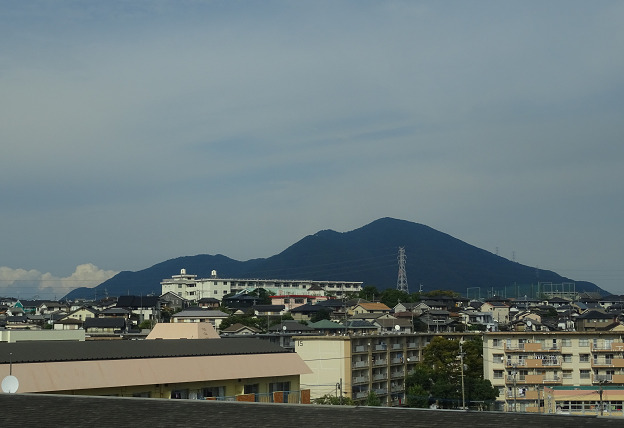 志井駅から足立山が見える