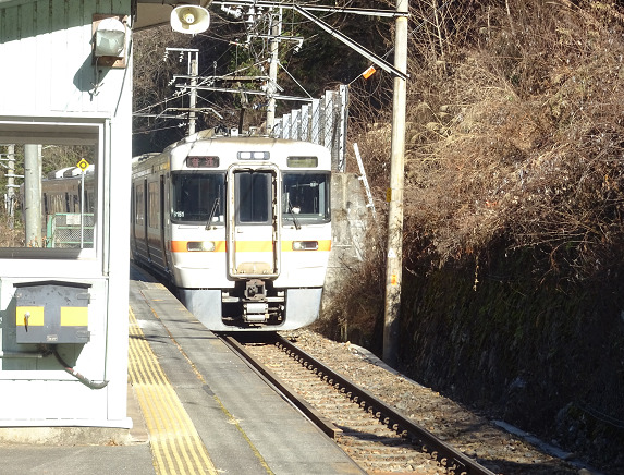 金野駅に到着する飯田線の普通列車