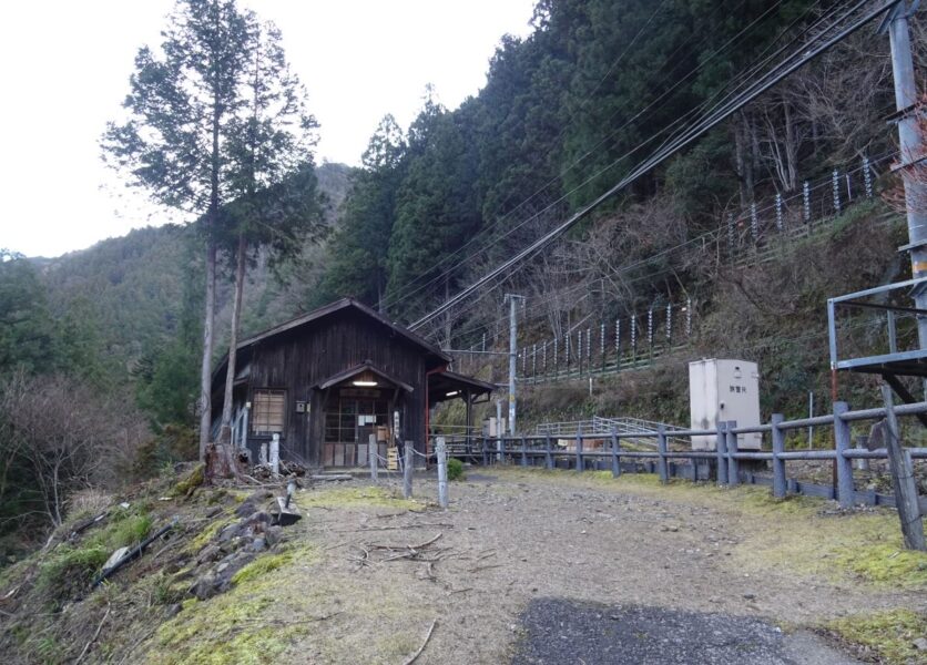 少し遠くから小和田駅を見る