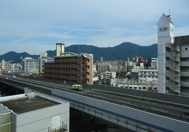 北九州モノレールと北九州都市高速道路が交差