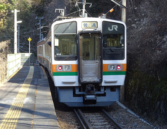 金野駅を発車する天竜峡行きの普通列車