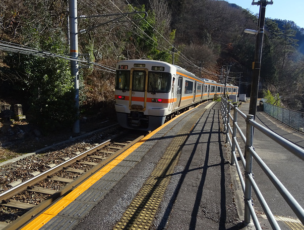 為栗駅を出発する飯田線の普通列車