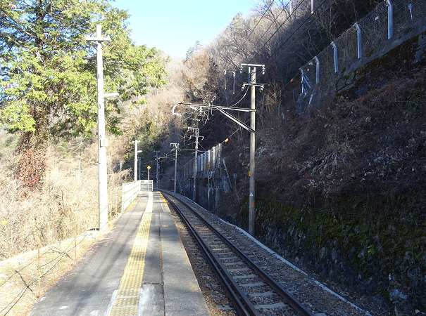 金野駅から天竜峡方面を見る