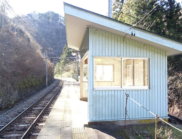 金野駅のホームから豊橋方面を見る