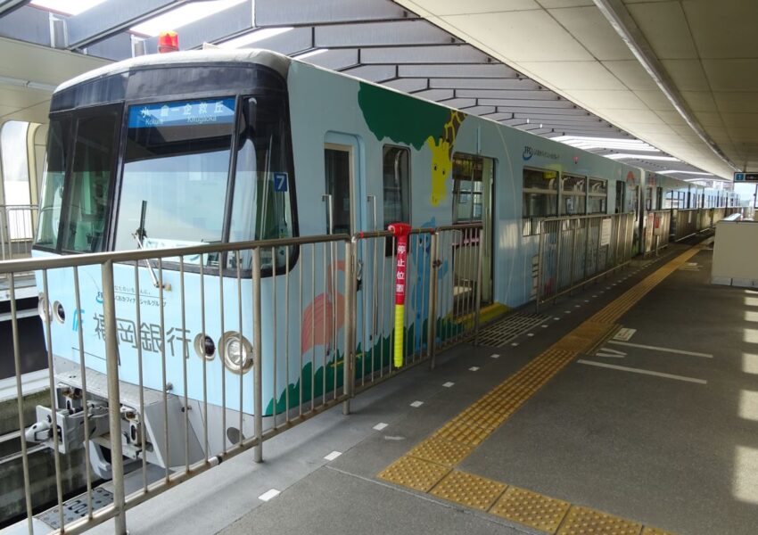 企救丘駅に停車中のモノレール