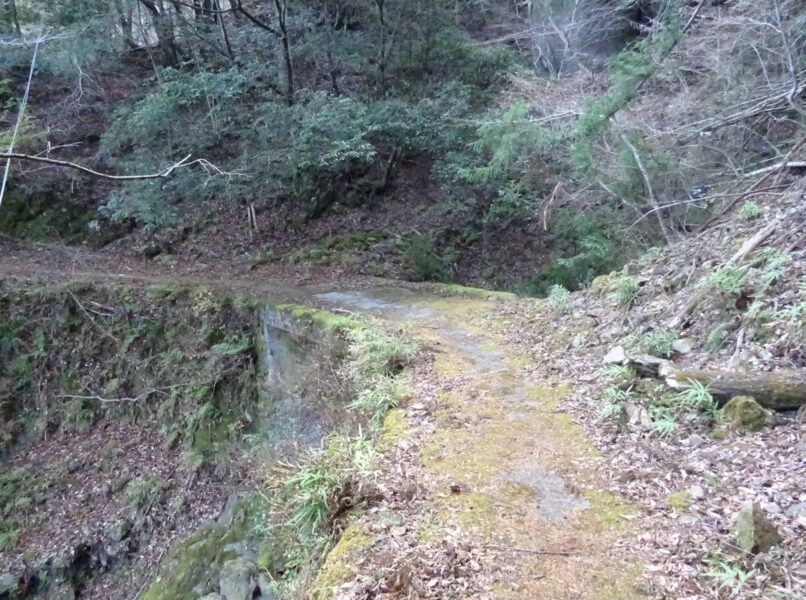 小和田駅と塩沢集落を結ぶ道