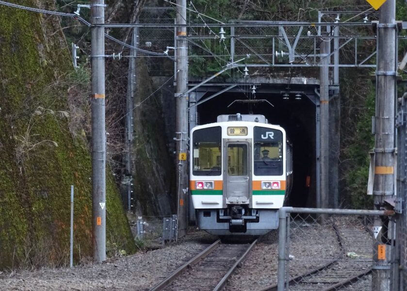 小和田駅を発車する飯田線の列車