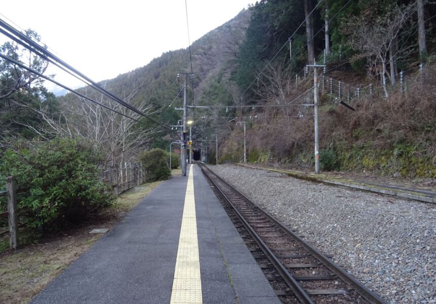 小和田駅のホームを中井侍方面へ見る