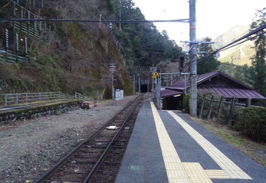 小和田駅のホームを大嵐方面へ見る