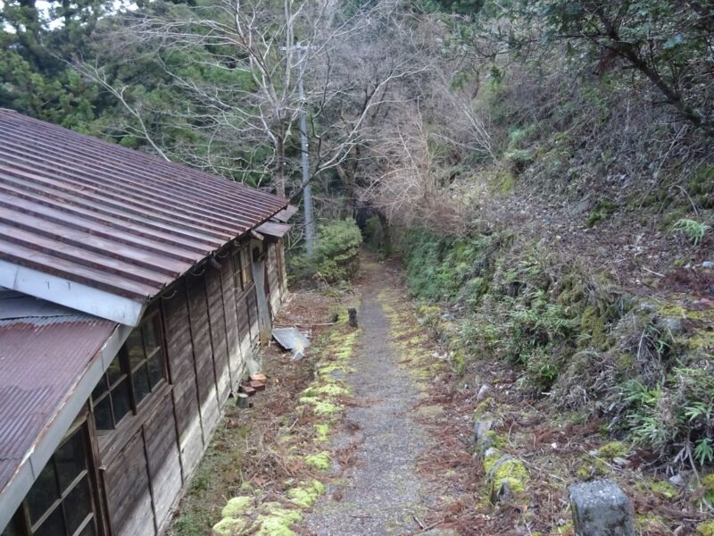 小和田駅下にある建物