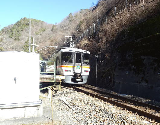 金野駅を通過する特急伊那路１号