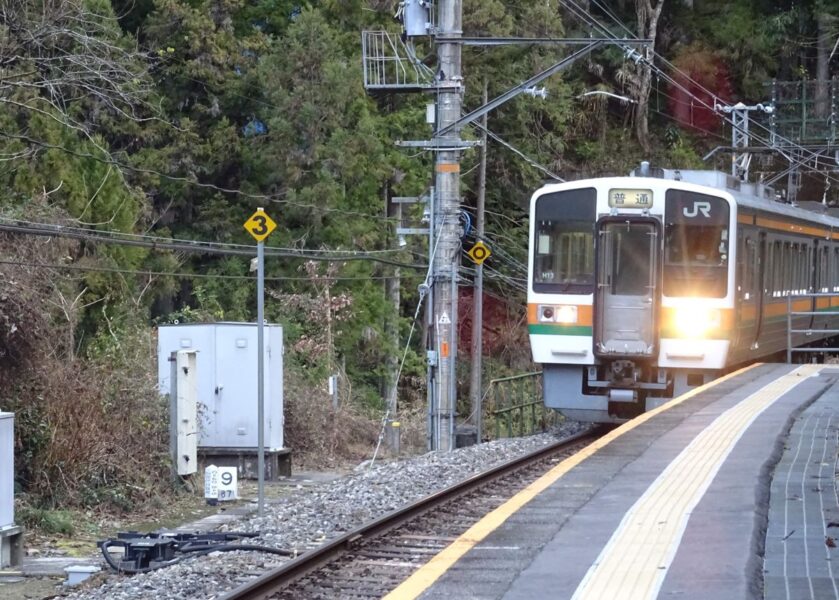 中井侍駅に到着する２１１系豊橋行き