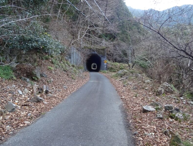 大嵐駅前にある旧飯田線