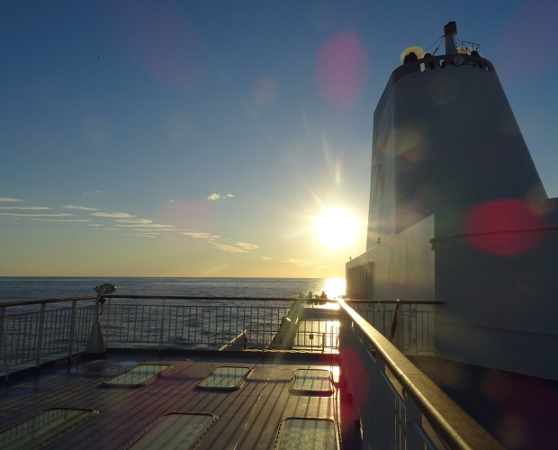 フェリーそれいゆの甲板から見える太陽と太平洋