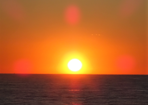 太平洋に沈む夕日をフェリーそれいゆから眺める
