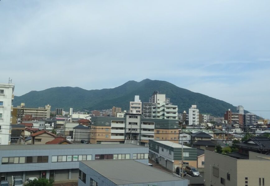 北九州モノレールから見える足立山