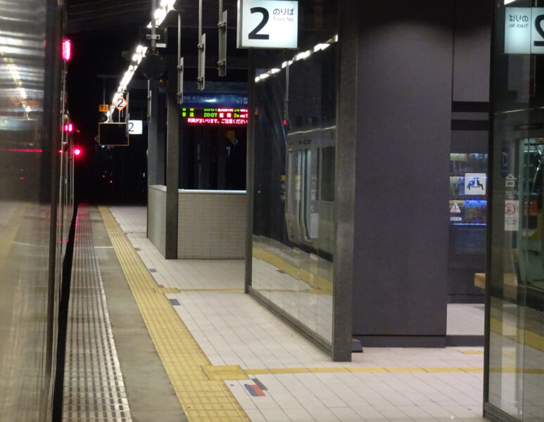 日向市駅に停車中の最終列車