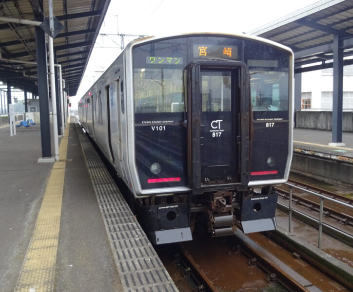 西都城駅に停車中の８１７系