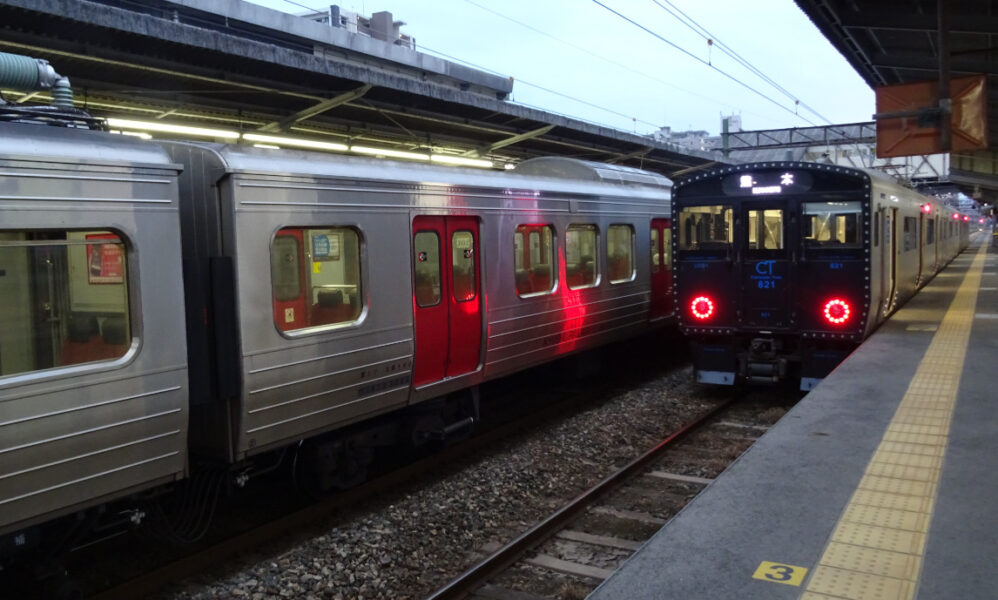 大牟田駅に停車中の８１３系と８２１系