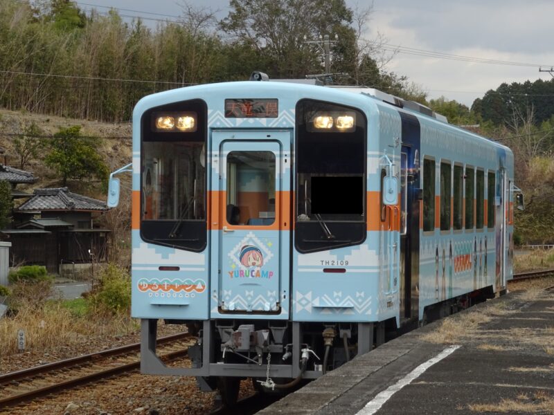 遠江一宮駅に到着するゆるキャンのラッピング列車
