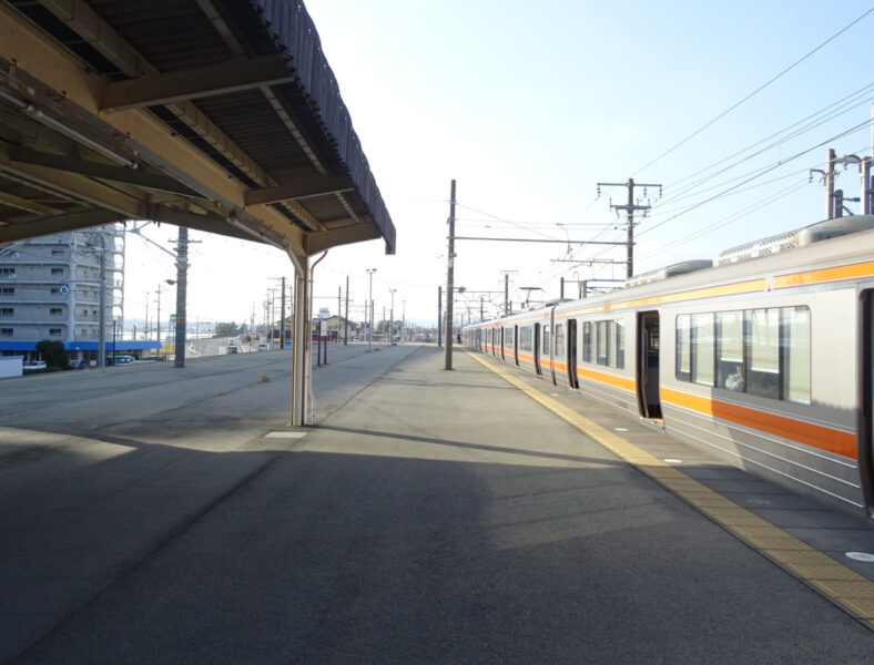 弁天島駅のホームを豊橋方面に撮影