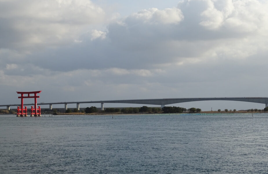 弁天島の浜名湖と鳥居