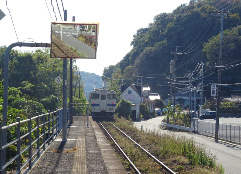 波多浦駅を出発する三角線の普通列車