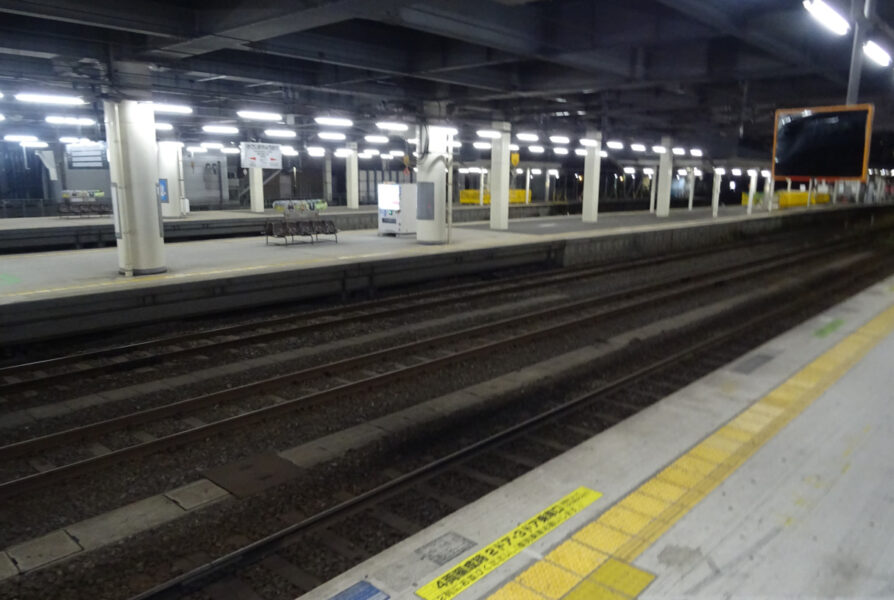 誰もいない鹿児島中央駅のホーム