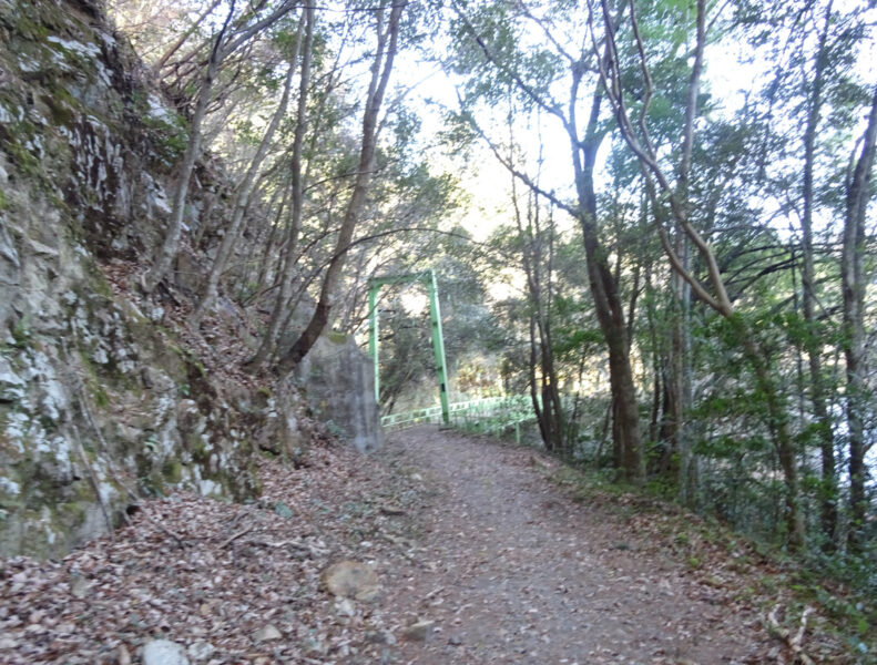 途中の橋が見えてくる