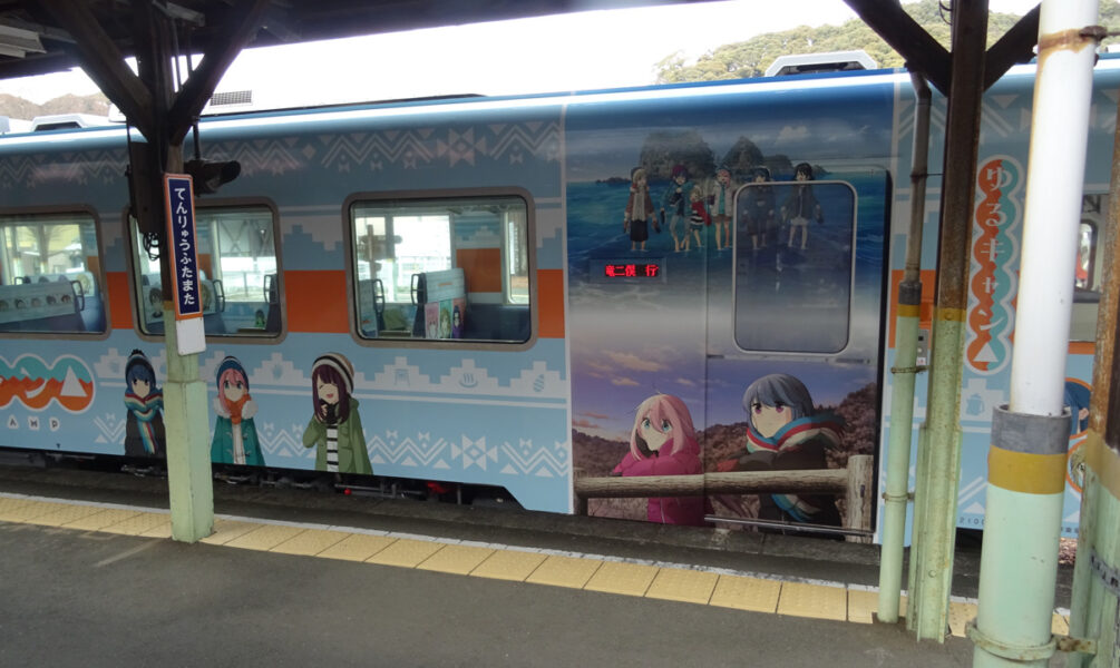 天竜二俣駅に停車中のゆるキャン△ラッピング列車